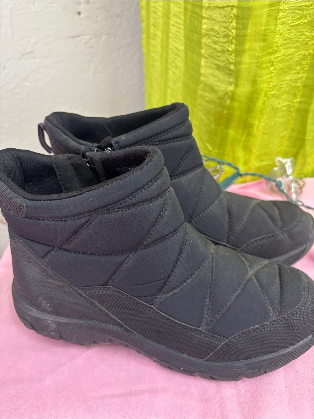 Easy Spirit Women's Black Quilted Winter Ankle Boots-size 7